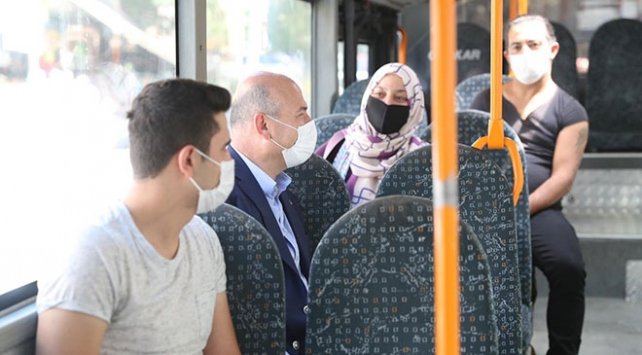 Bakan Soylu halk otobüsüne binerek vatandaşları uyardı