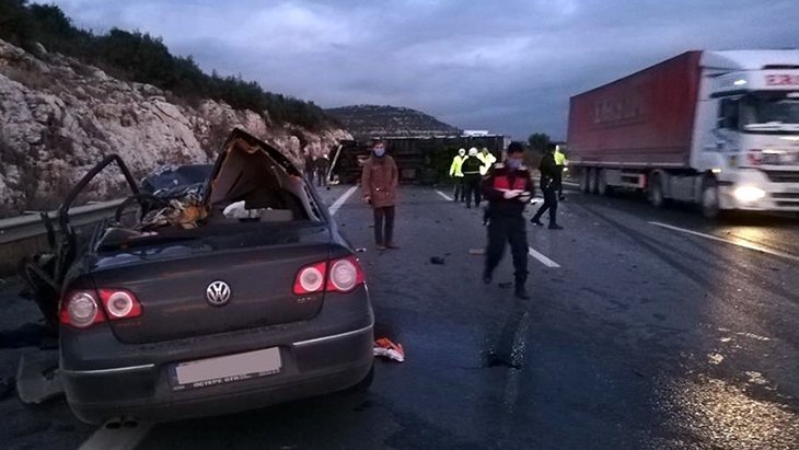 Mersin’de kamyon ve otomobil çarpıştı: 5 ölü, 2 yaralı