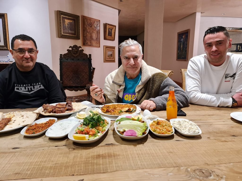 Ünlü sanatçı Mehmet Ali Erbil, evinde dostlarına yemek verdi.